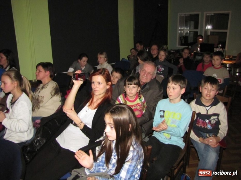 Zdjęcie w galerii na portalu naszraciborz.pl: Baśnie Andersena na deskach MDK-u wiadomości z regionu