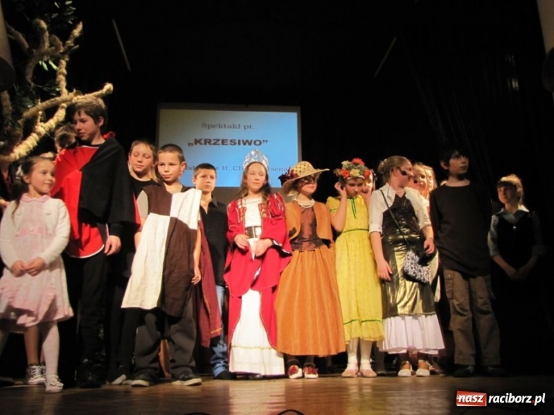 Zdjęcie w galerii na portalu naszraciborz.pl: Baśnie Andersena na deskach MDK-u wiadomości z regionu