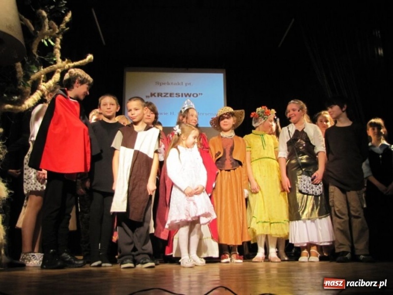 Zdjęcie w galerii na portalu naszraciborz.pl: Baśnie Andersena na deskach MDK-u wiadomości z regionu