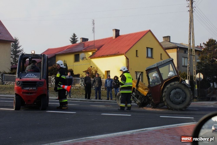 Zdjęcie w galerii na portalu naszraciborz.pl: Zderzenie TIR-a z traktorem w Tworkowie wiadomości z regionu