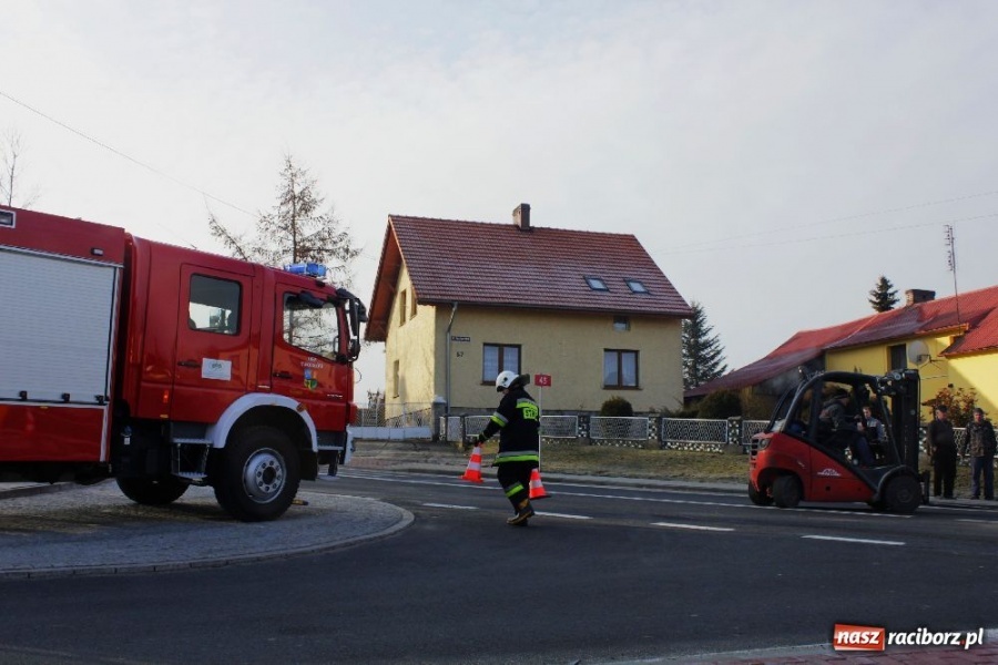 Zdjęcie w galerii na portalu naszraciborz.pl: Zderzenie TIR-a z traktorem w Tworkowie wiadomości z regionu