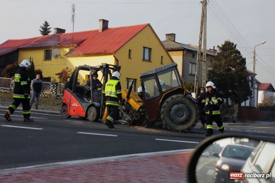 Zdjęcie w galerii na portalu naszraciborz.pl: Zderzenie TIR-a z traktorem w Tworkowie wiadomości z regionu