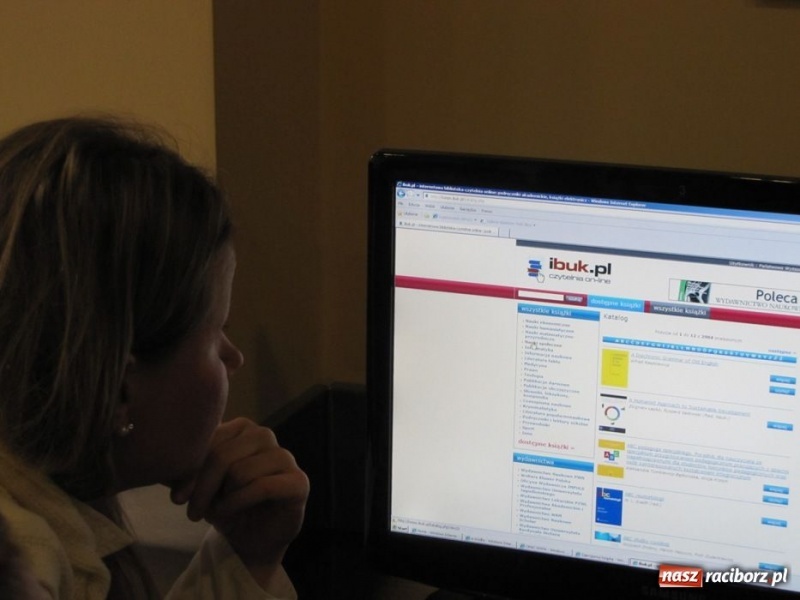 Zdjęcie w galerii na portalu naszraciborz.pl: W PWSZ poczytasz online wiadomości z regionu