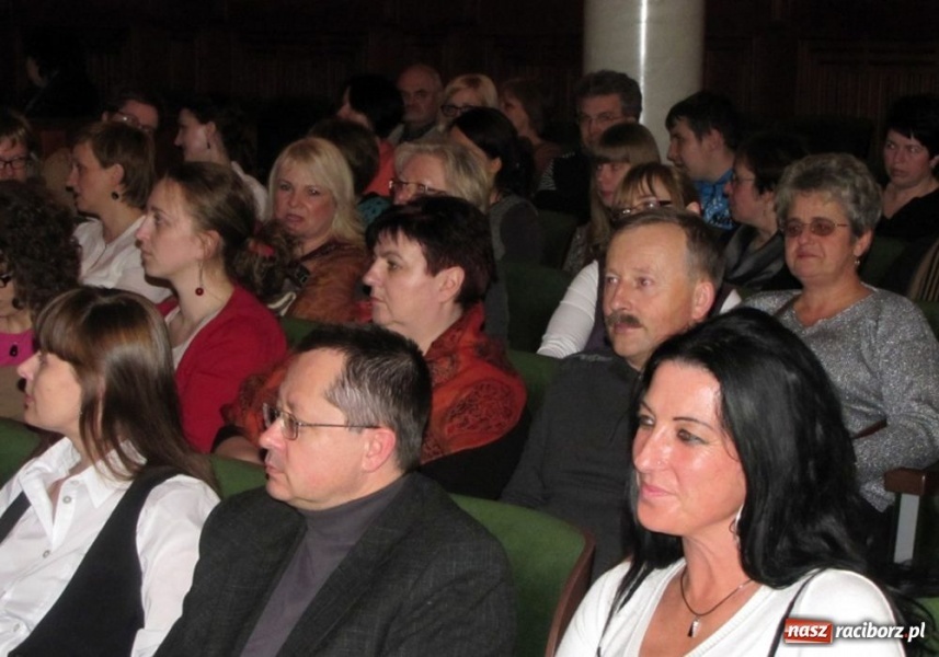 Zdjęcie w galerii na portalu naszraciborz.pl: Kobieta pierwotna rozbawiła do łez wiadomości z regionu