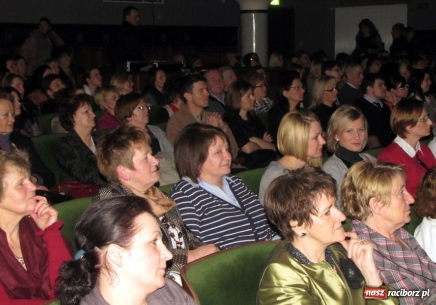 Zdjęcie w galerii na portalu naszraciborz.pl: Kobieta pierwotna rozbawiła do łez wiadomości z regionu