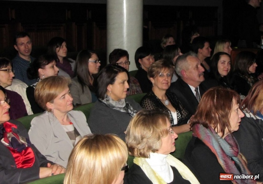 Zdjęcie w galerii na portalu naszraciborz.pl: Kobieta pierwotna rozbawiła do łez wiadomości z regionu