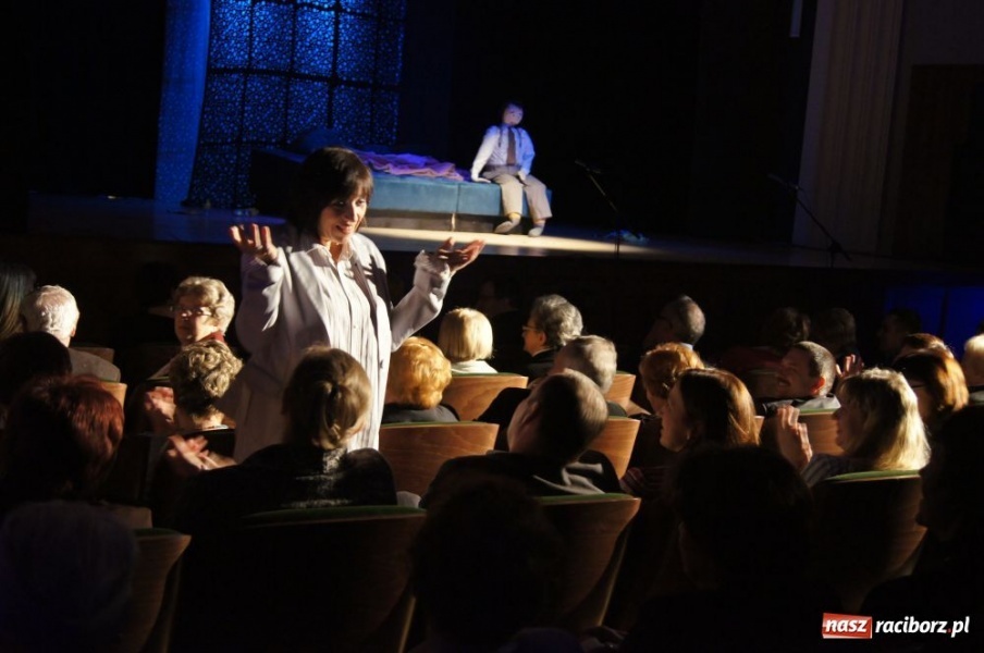 Zdjęcie w galerii na portalu naszraciborz.pl: Kobieta pierwotna rozbawiła do łez wiadomości z regionu