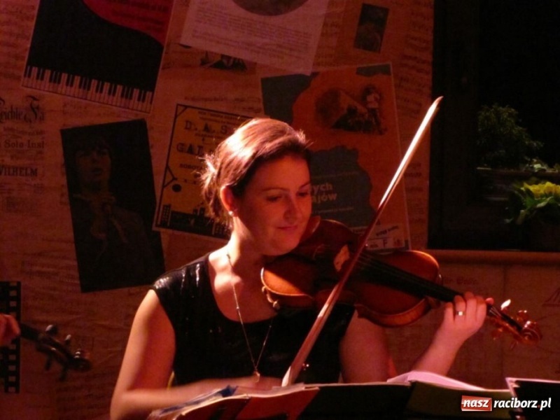 Zdjęcie w galerii na portalu naszraciborz.pl: Smyczkiem po Koniec Świata wiadomości z regionu