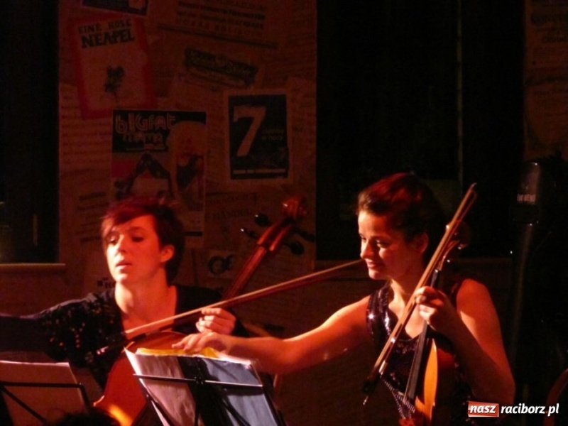 Zdjęcie w galerii na portalu naszraciborz.pl: Smyczkiem po Koniec Świata wiadomości z regionu