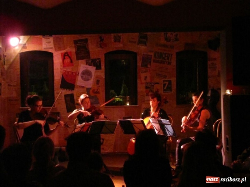 Zdjęcie w galerii na portalu naszraciborz.pl: Smyczkiem po Koniec Świata wiadomości z regionu