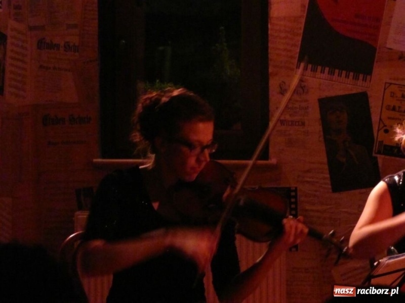 Zdjęcie w galerii na portalu naszraciborz.pl: Smyczkiem po Koniec Świata wiadomości z regionu