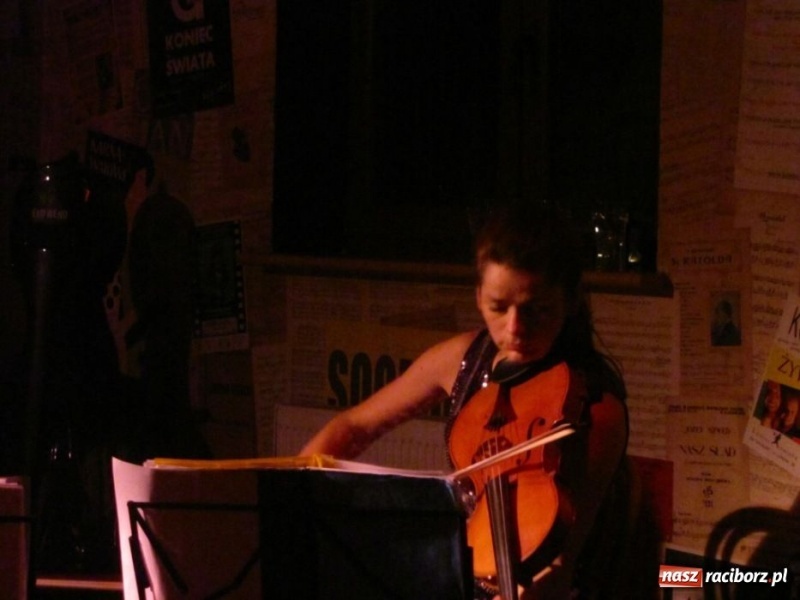 Zdjęcie w galerii na portalu naszraciborz.pl: Smyczkiem po Koniec Świata wiadomości z regionu