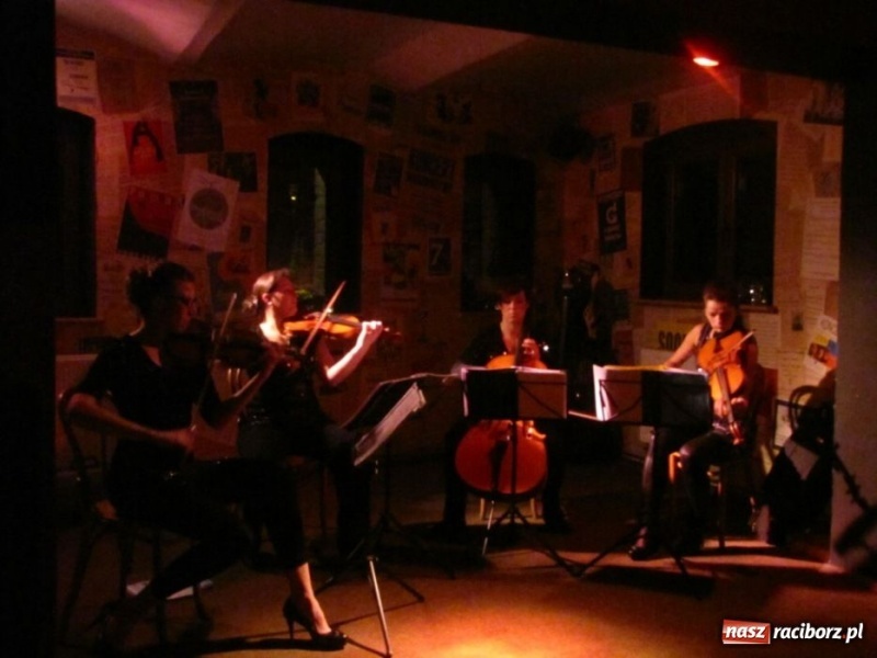 Zdjęcie w galerii na portalu naszraciborz.pl: Smyczkiem po Koniec Świata wiadomości z regionu