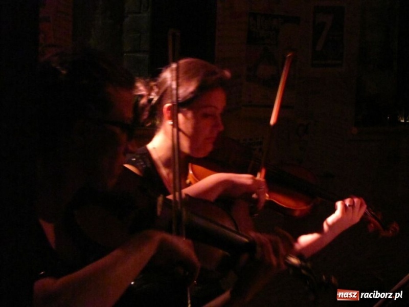 Zdjęcie w galerii na portalu naszraciborz.pl: Smyczkiem po Koniec Świata wiadomości z regionu