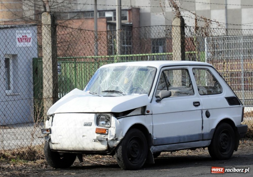 Zdjęcie w galerii na portalu naszraciborz.pl: Rozbili malucha pod Rafako wiadomości z regionu