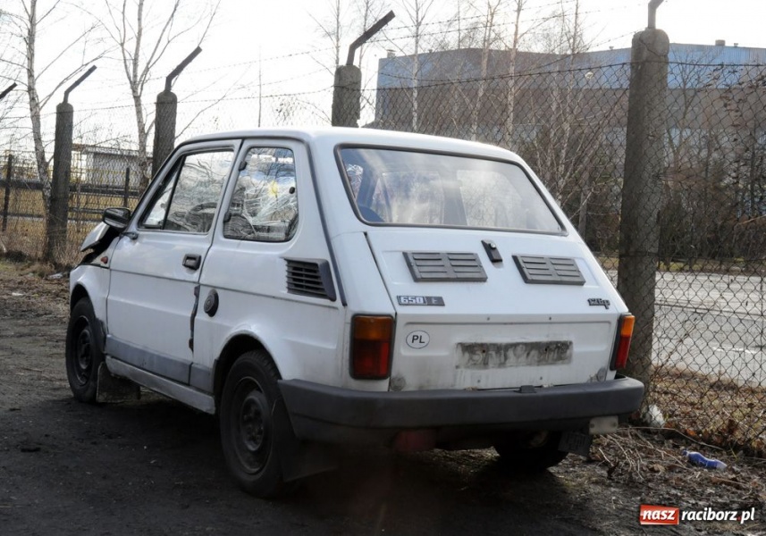 Zdjęcie w galerii na portalu naszraciborz.pl: Rozbili malucha pod Rafako wiadomości z regionu