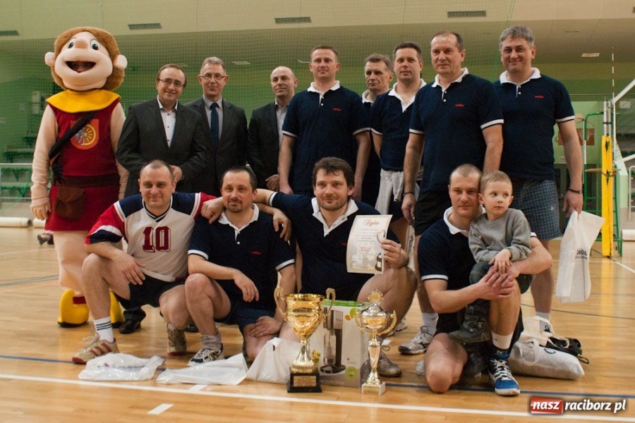 Zdjęcie w galerii na portalu naszraciborz.pl: Puchar Prezydenta w rękach Rafako wiadomości z regionu