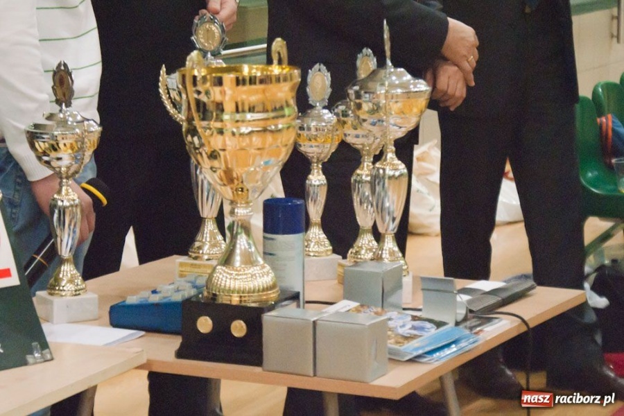 Zdjęcie w galerii na portalu naszraciborz.pl: Puchar Prezydenta w rękach Rafako wiadomości z regionu