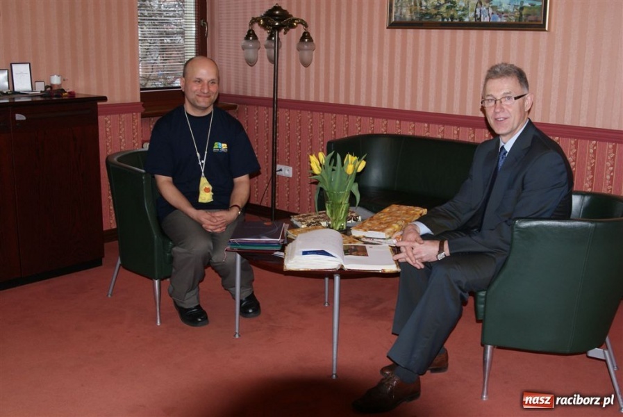 Zdjęcie w galerii na portalu naszraciborz.pl: Tomek Wędrowniczek u włodarzy wiadomości z regionu