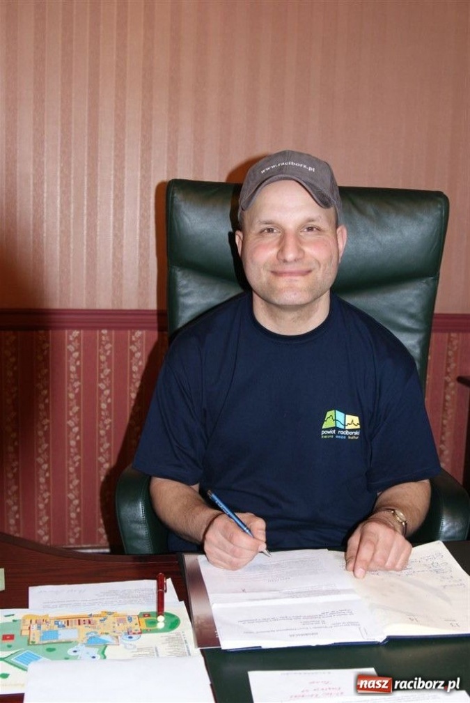 Zdjęcie w galerii na portalu naszraciborz.pl: Tomek Wędrowniczek u włodarzy wiadomości z regionu