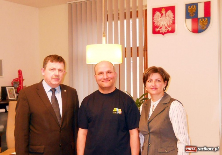 Zdjęcie w galerii na portalu naszraciborz.pl: Tomek Wędrowniczek u włodarzy wiadomości z regionu