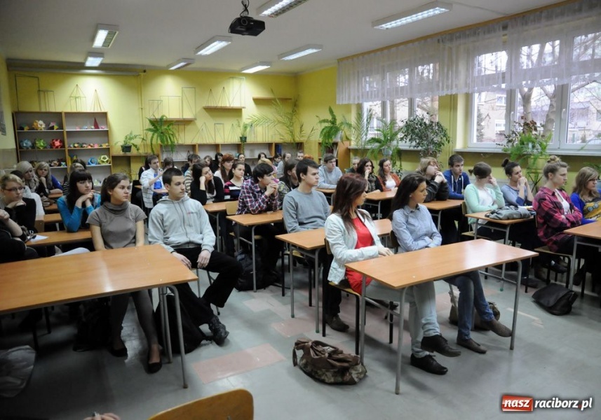 Zdjęcie w galerii na portalu naszraciborz.pl: Prokurator w II LO wiadomości z regionu