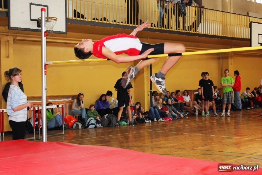 Zdjęcie w galerii na portalu naszraciborz.pl: Skok wzwyż przy muzyce w ZSOMS wiadomości z regionu