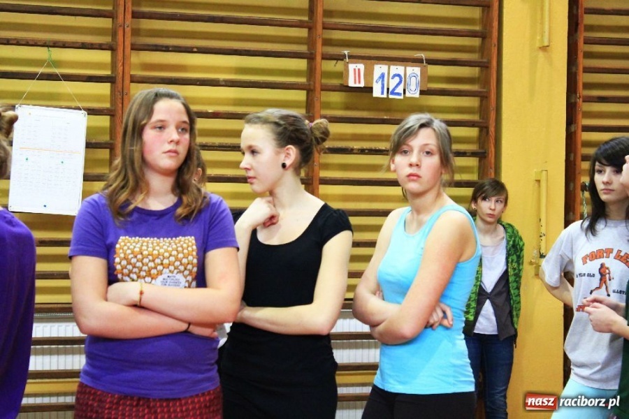 Zdjęcie w galerii na portalu naszraciborz.pl: Skok wzwyż przy muzyce w ZSOMS wiadomości z regionu