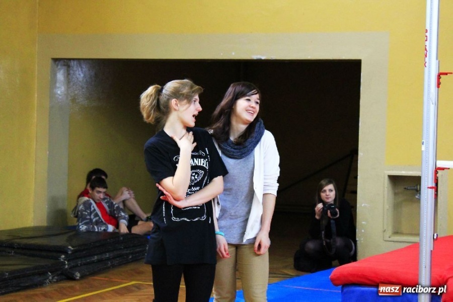 Zdjęcie w galerii na portalu naszraciborz.pl: Skok wzwyż przy muzyce w ZSOMS wiadomości z regionu
