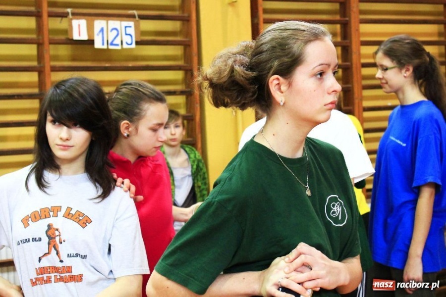 Zdjęcie w galerii na portalu naszraciborz.pl: Skok wzwyż przy muzyce w ZSOMS wiadomości z regionu