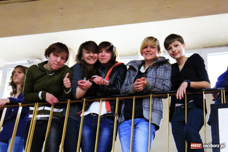 Zdjęcie w galerii na portalu naszraciborz.pl: Skok wzwyż przy muzyce w ZSOMS wiadomości z regionu
