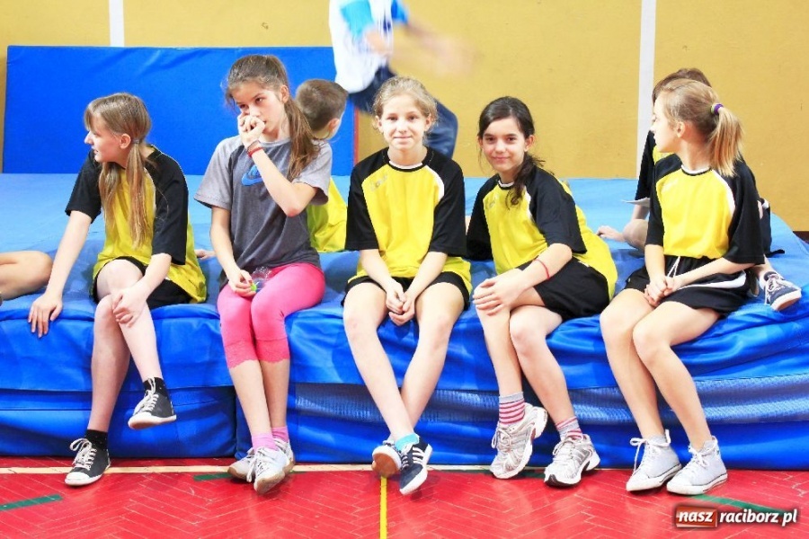 Zdjęcie w galerii na portalu naszraciborz.pl: Skok wzwyż przy muzyce w ZSOMS wiadomości z regionu