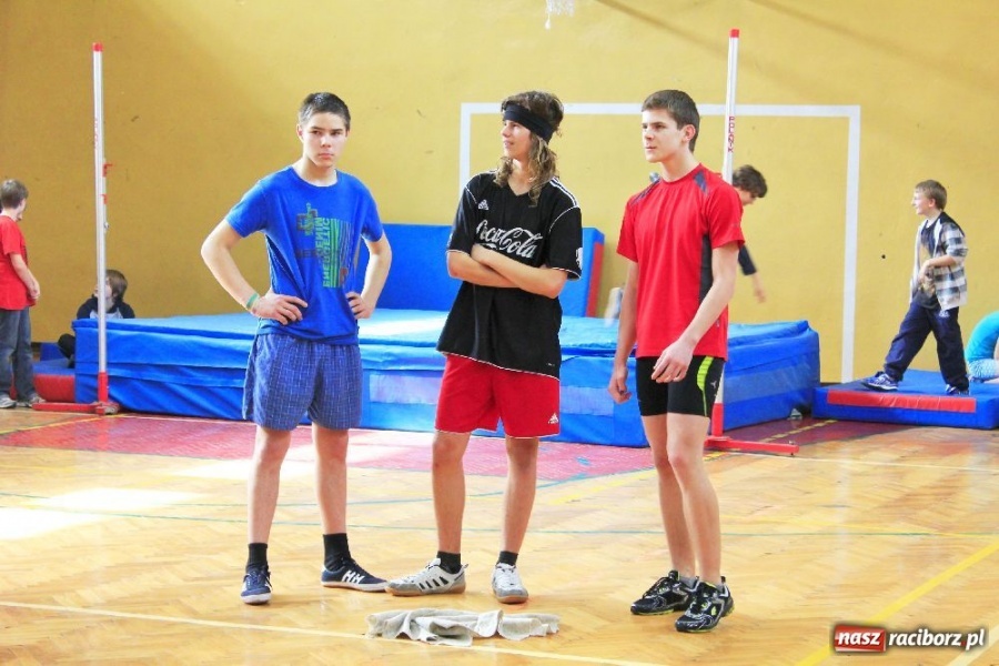 Zdjęcie w galerii na portalu naszraciborz.pl: Skok wzwyż przy muzyce w ZSOMS wiadomości z regionu