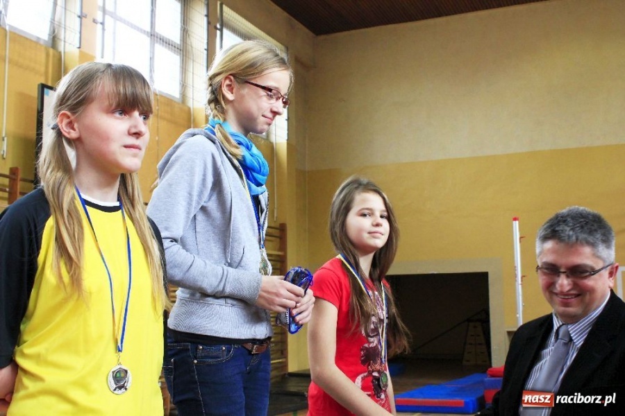 Zdjęcie w galerii na portalu naszraciborz.pl: Skok wzwyż przy muzyce w ZSOMS wiadomości z regionu