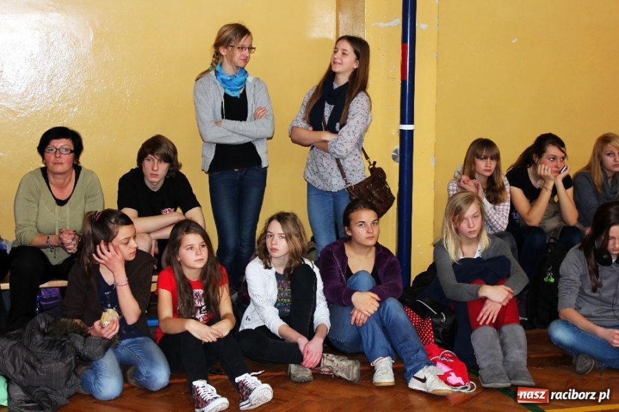 Zdjęcie w galerii na portalu naszraciborz.pl: Skok wzwyż przy muzyce w ZSOMS wiadomości z regionu