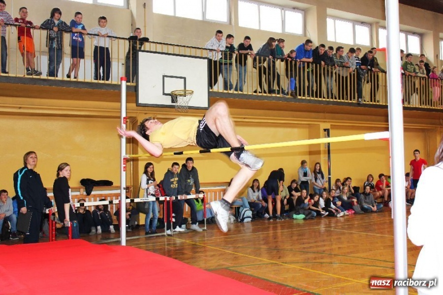 Zdjęcie w galerii na portalu naszraciborz.pl: Skok wzwyż przy muzyce w ZSOMS wiadomości z regionu