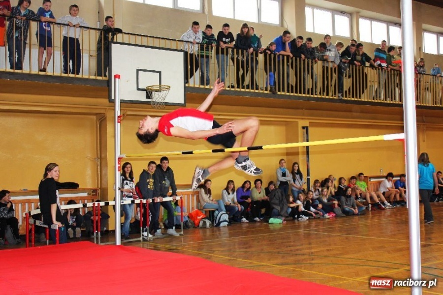 Zdjęcie w galerii na portalu naszraciborz.pl: Skok wzwyż przy muzyce w ZSOMS wiadomości z regionu