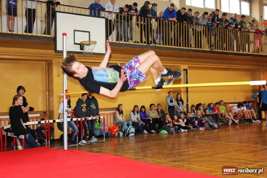 Zdjęcie w galerii na portalu naszraciborz.pl: Skok wzwyż przy muzyce w ZSOMS wiadomości z regionu
