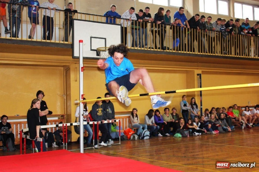 Zdjęcie w galerii na portalu naszraciborz.pl: Skok wzwyż przy muzyce w ZSOMS wiadomości z regionu