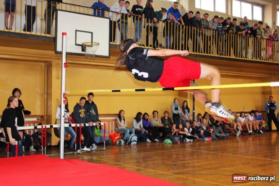 Zdjęcie w galerii na portalu naszraciborz.pl: Skok wzwyż przy muzyce w ZSOMS wiadomości z regionu