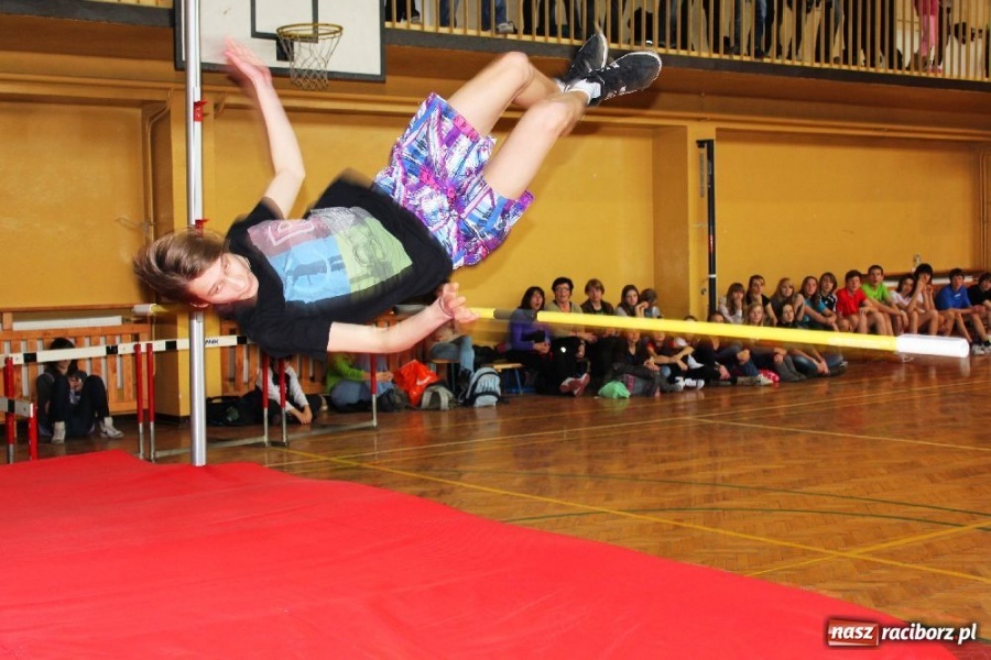 Zdjęcie w galerii na portalu naszraciborz.pl: Skok wzwyż przy muzyce w ZSOMS wiadomości z regionu
