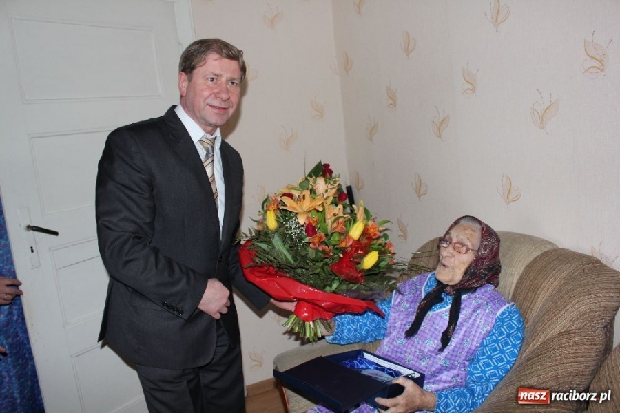 Zdjęcie w galerii na portalu naszraciborz.pl: Maria Kusy świętuje setne urodziny wiadomości z regionu