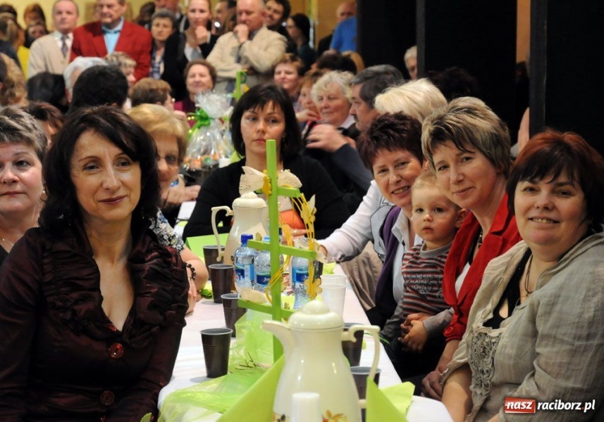 Zdjęcie w galerii na portalu naszraciborz.pl: Stoły w Krzanowicach przeżyły oblężenie wiadomości z regionu