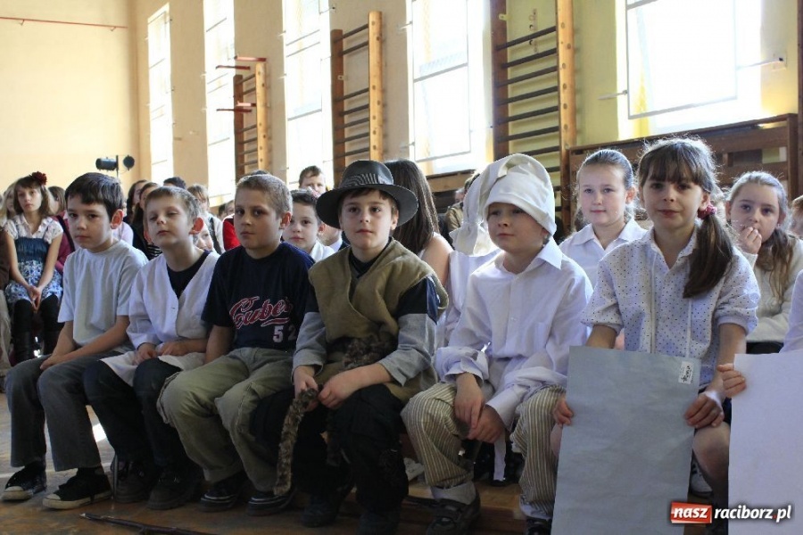 Zdjęcie w galerii na portalu naszraciborz.pl: Święto szkoły w Grzegorzowicach wiadomości z regionu