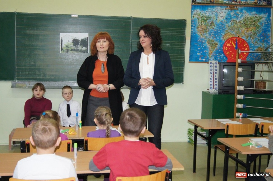 Zdjęcie w galerii na portalu naszraciborz.pl: Poznali swoją szkołę wiadomości z regionu