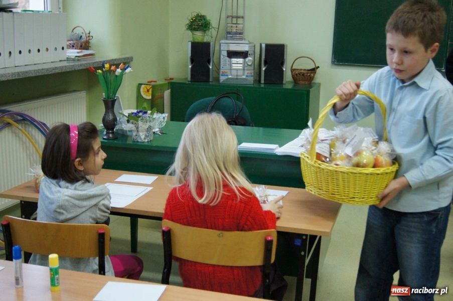 Zdjęcie w galerii na portalu naszraciborz.pl: Poznali swoją szkołę wiadomości z regionu