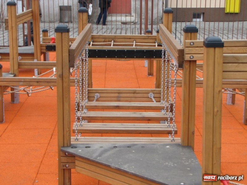 Zdjęcie w galerii na portalu naszraciborz.pl: Jutro SP 4 otwiera plac zabaw wiadomości z regionu