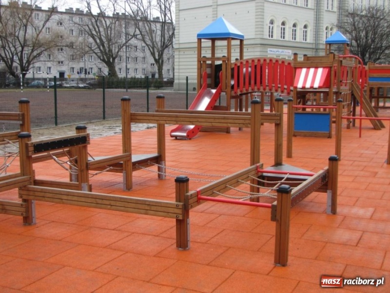Zdjęcie w galerii na portalu naszraciborz.pl: Jutro SP 4 otwiera plac zabaw wiadomości z regionu