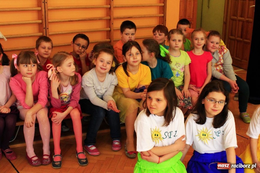 Zdjęcie w galerii na portalu naszraciborz.pl: Wiosenne show w SP 13 wiadomości z regionu