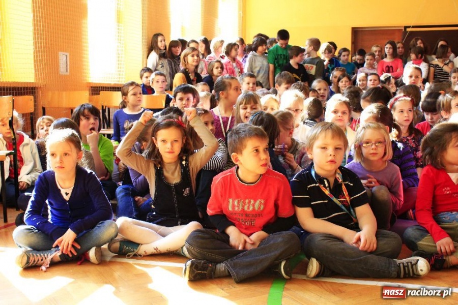 Zdjęcie w galerii na portalu naszraciborz.pl: Wiosenne show w SP 13 wiadomości z regionu